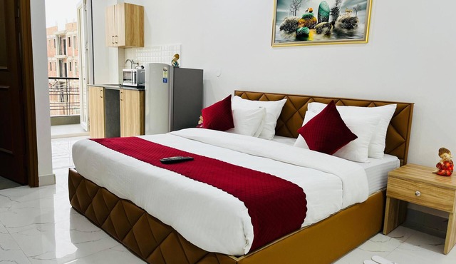The Lodgers Luxury Studio Apartment In front of Artemis Hospital