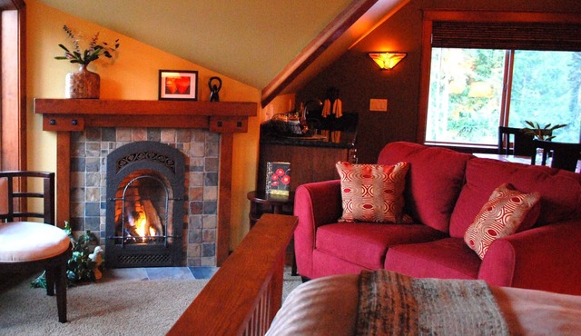"THE LOFT" romance, luxury, stunning water and mountain views!
