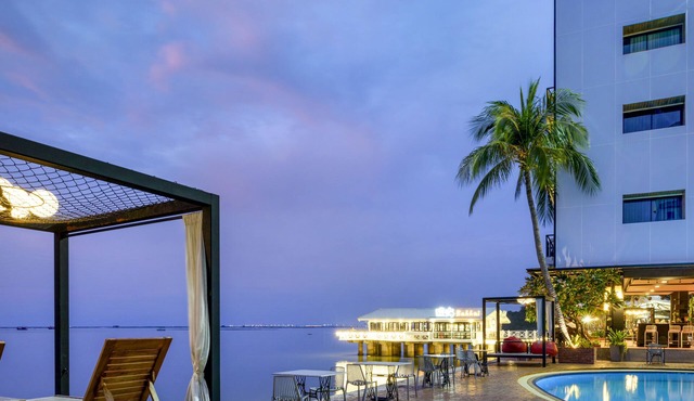 The Loft Seaside Sriracha