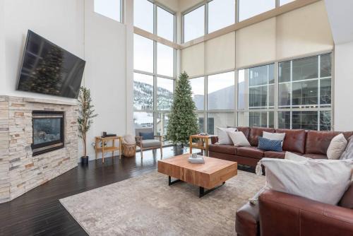 The Lofts #9d - Right by Ski Lifts With Private Hot Tub