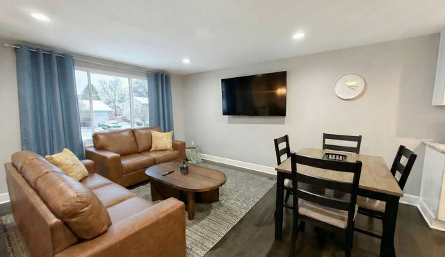 The Loop House - Game Room, King Bed & Coffee Bar