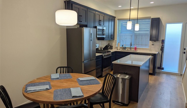 The LuLu Belle - Charming and Modern 2BR, 2.5B Condo John's Landing, Portland
