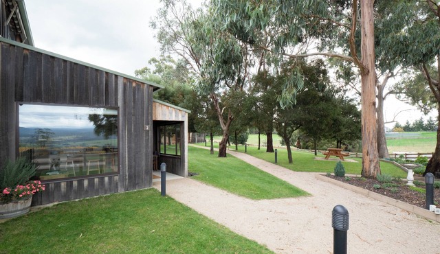 The Magpie - Two-bedroom cottage at Bundaleera Vineyard