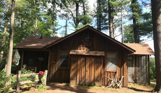 The Main Cabin Charming 2 bedroom cabin on Nichols Lake