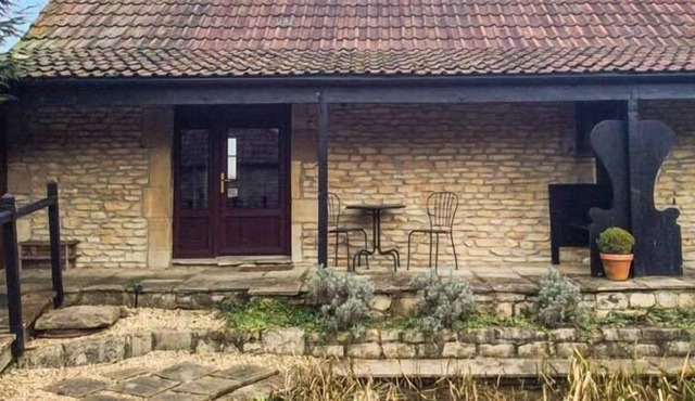THE MALLARD STUDIO, romantic, luxury holiday cottage in Hinton