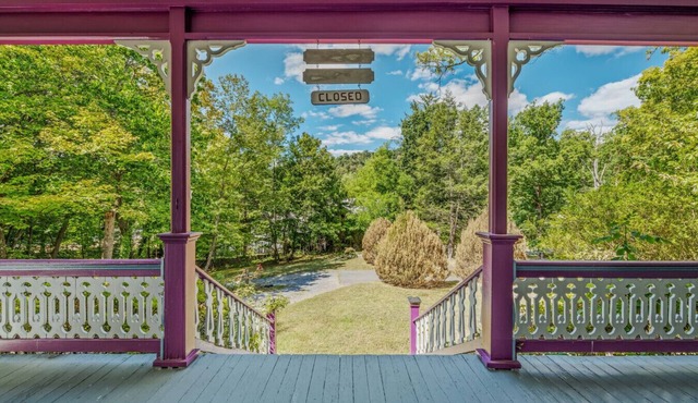 The Manor - historic mansion, covered porch, wifi, walk to everything, king bed