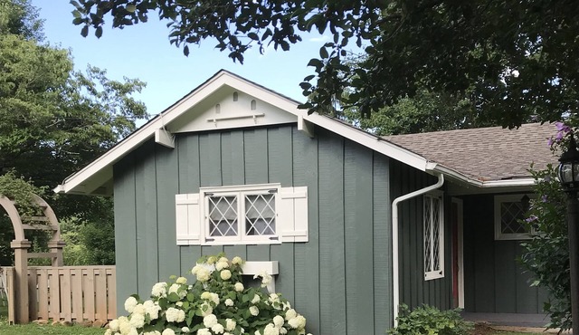 The Mayor's Cottage - Cozy cottage in downtown with easy access to everything