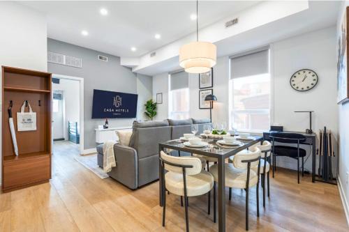 The McCaul Spacious DT Suite Walk to Kensington