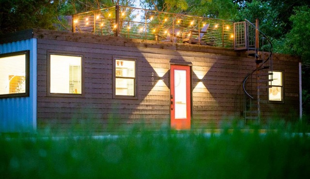 The Merlot House-Container Home 12 min to Magnolia