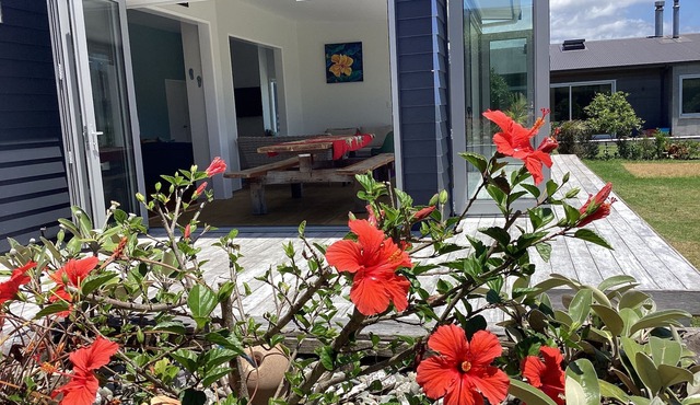 The Missing Jandal - Great Family Bach. only 80m via private walkway to beach.