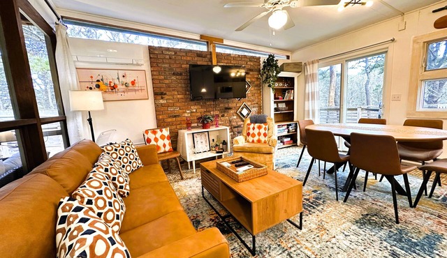 The Mod Pod~2 bd/2.5 bth/dog/games/steps to beach