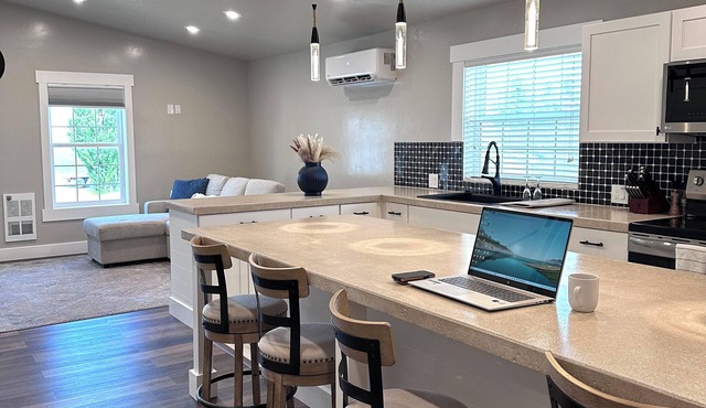 The Modern Loft - Spacious & New