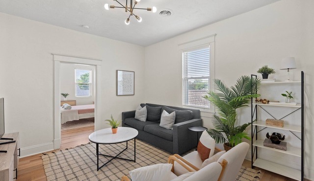 The Monroe: 4-Bdrm Home by the Beach