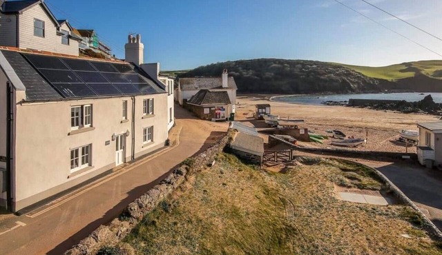 The Moorings - lovely beach front fisherman's cottage in Hope cove, South Devon