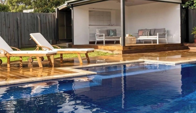 The Navigator with heated pool and spa