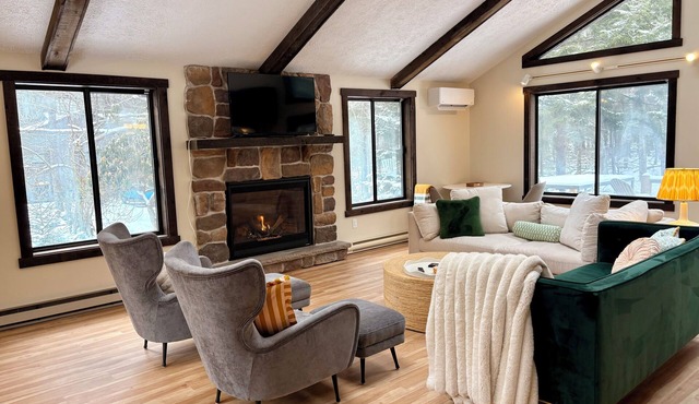 The Nest at Naomi - Renovated Mid-Century Modern Home with Hot Tub & Fire Pit