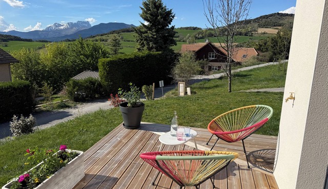 The Nest - Cosy chalet for 2 with private garden, sun terrace & mountain views