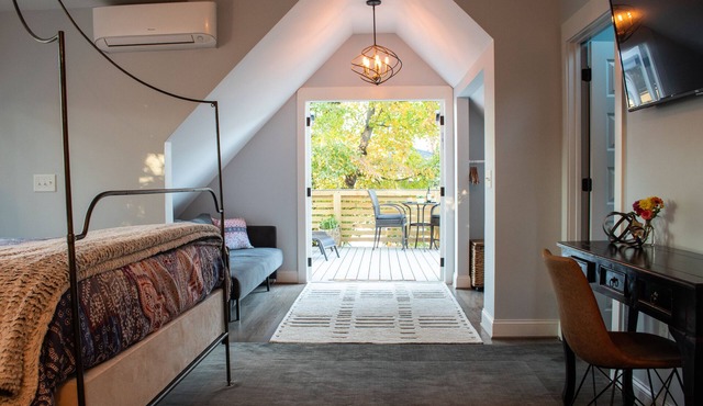 The Nest- Treetop Oasis studio with large deck- walk downtown