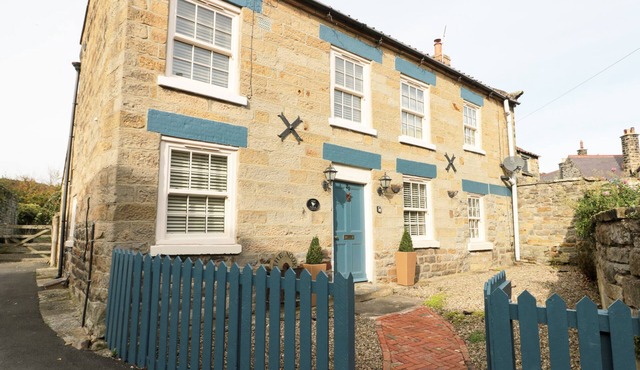 THE NOOK AT 29 HIGH STREET, pet friendly, with hot tub in Burniston