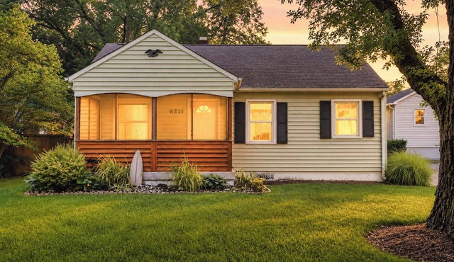 The Northside Cottage | Prime Location w/Parking!