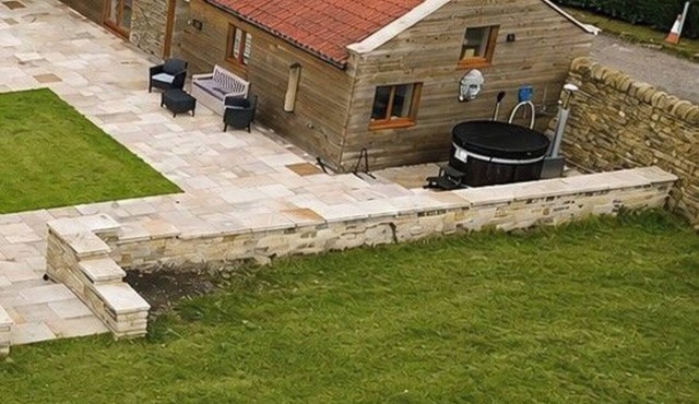 The Oak, Country Home, Sleeps 4 with Hot Tub