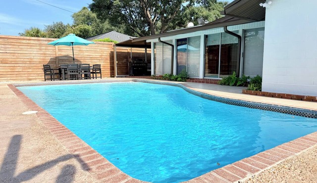 The Oasis Private Pool Home + Best Launch Views! Pet-Friendly.
