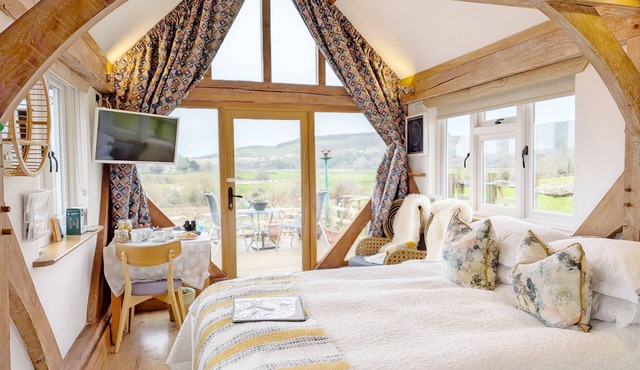 The Observatory - a cottage that sleeps 2 guests in 1 bedroom