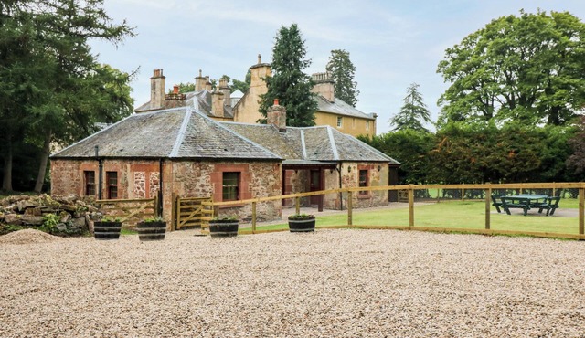 THE OLD LAUNDRY COTTAGE, pet friendly, with a garden in Perth