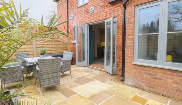 THE OLD RECTORY COACH HOUSE, family friendly in Rockland St Mary