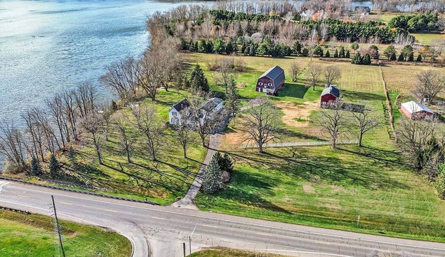 The Old Snow Farm: Lake Allegan Waterfront, Classic Farmhouse, Fire Pit, Patio