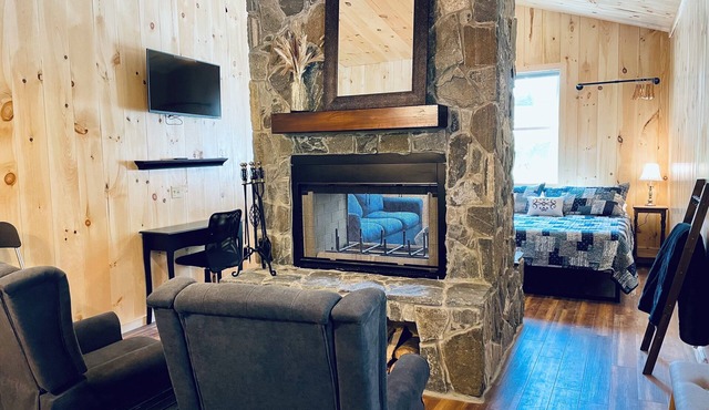 The Outlet Studio, Rustic Comfort w Fireplace