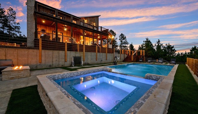 The Overlook w/Outdoor Pool, EV Outlet, Pickleball, Unbelievable Views