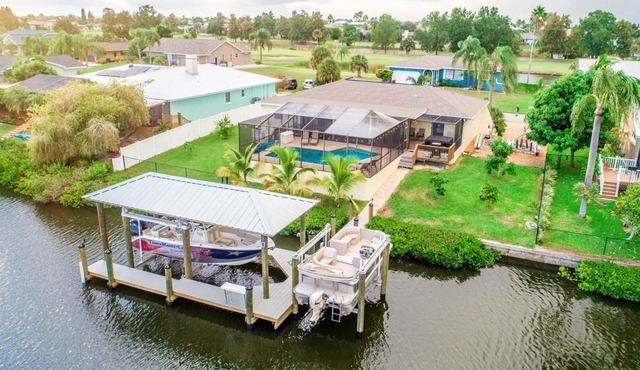 The Palm Tree Waterfront - Pool Home - Free Heated pool- Pool Table - kayaks
