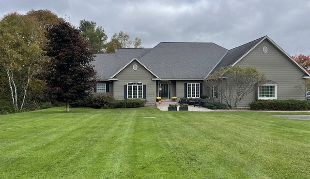The perfect family getaway with stunning views, large deck and hot tub