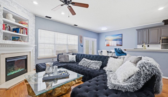 The Phoenix: 4BR Lakeside Retreat w/Deck