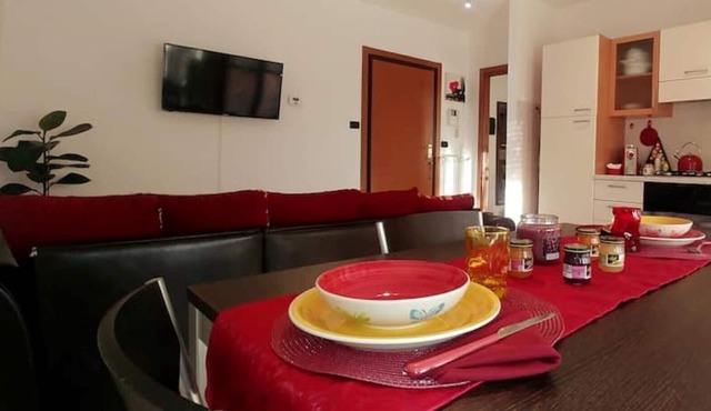 "The Phoenix". Parking, railway station, Wi.fi, Smart TV. Near Milan, Monza, Lecco