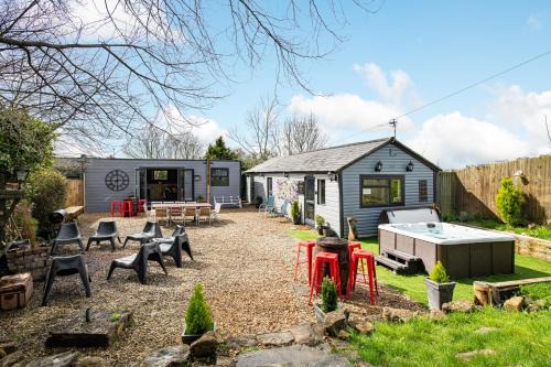 The Pine Cabins including Games Room, Camp fire & Hot tub
