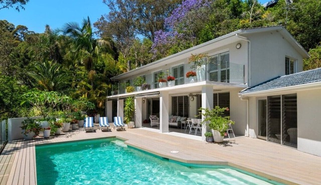 The Pool House with Dazzling Views & 2 minutes to Claireville Beach