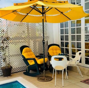 The PoolSide Pad- 5 mins from Airport & Beaches