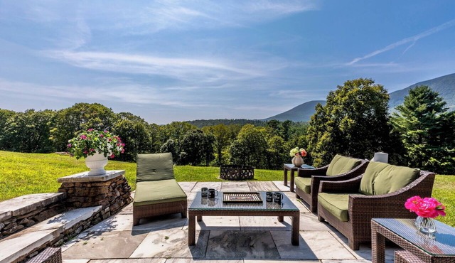 The Privacy of a home & Perks of a Resort! Pool, Tennis, Views, Dogs, 6 baths!