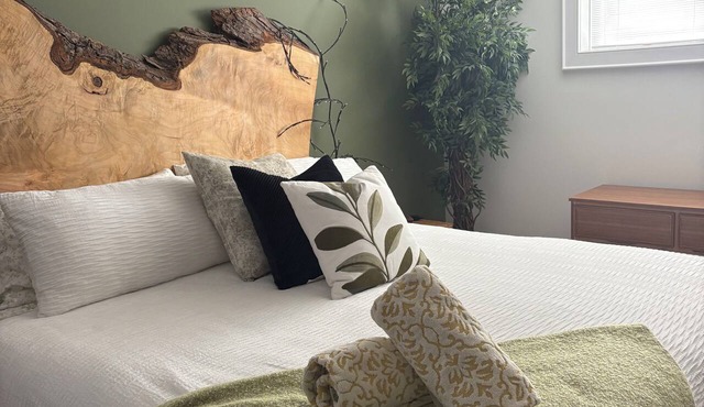 The Rainforest Suite: cozy & spacious Suite right in Downtown Elora