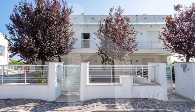 The recently-built Résidence Cerrano Park consists of two buildings with 12 three-room apartments, and offers guests the unique opportunity to have breakfast while enjoying a breathtaking view of the m