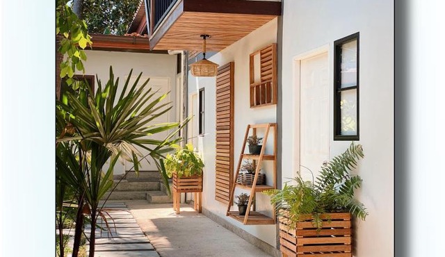 The Reef Hotel & Studios