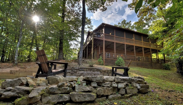 The Retreat is pet-friendly with 3 King beds, Hot Tub, Fire-pit, pool table and minutes from downtown Blue Ridge