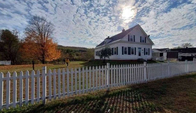 The RIVER HOUSE! Expansive Vermont colonial Connecticut River & Private 2acres