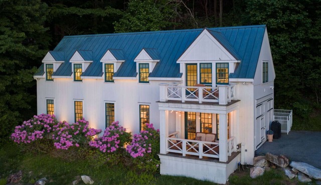 THE RIVERFRONT BOATHOUSE