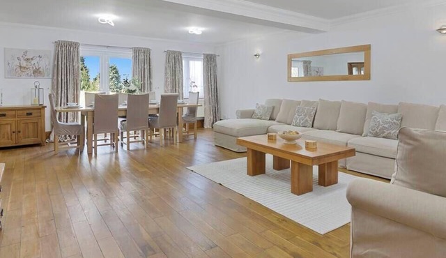 The Roost Group - 8-Bed Home: Hot Tub WiFi Parking