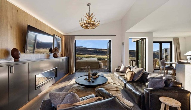 The Rose – Luxury Escape with Fireplace & Mountain Views