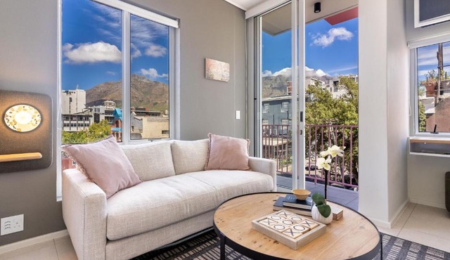 The Rose207: Modern Corner Studio with Views