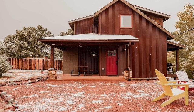 ‘The Rustic Hideaway’ Cabin: River View & Fire Pit